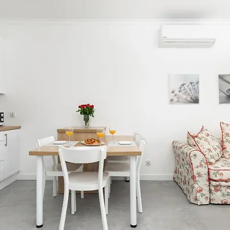 Wellness & With Parking By Renters Aparthotel *