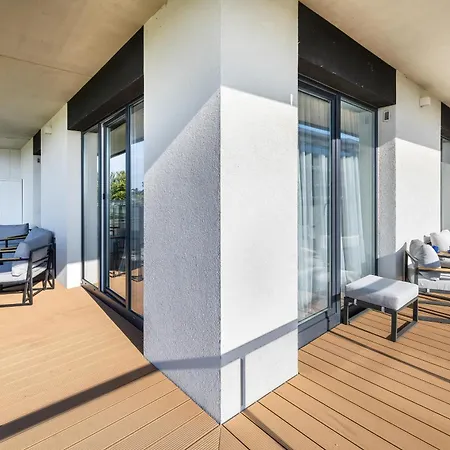 Wellness & With Parking By Renters Aparthotel *